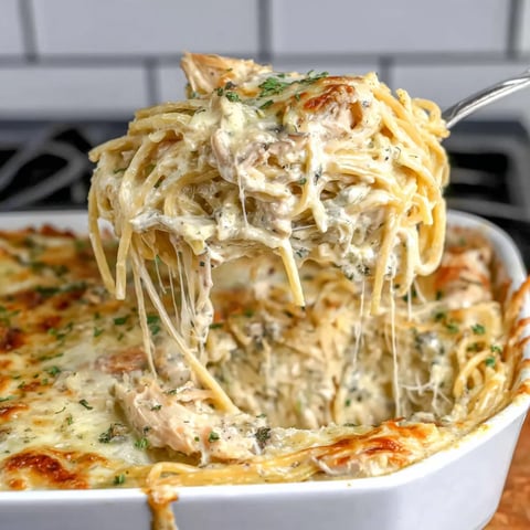 Ein Besteckteller mit Pasta und Zwiebeln.